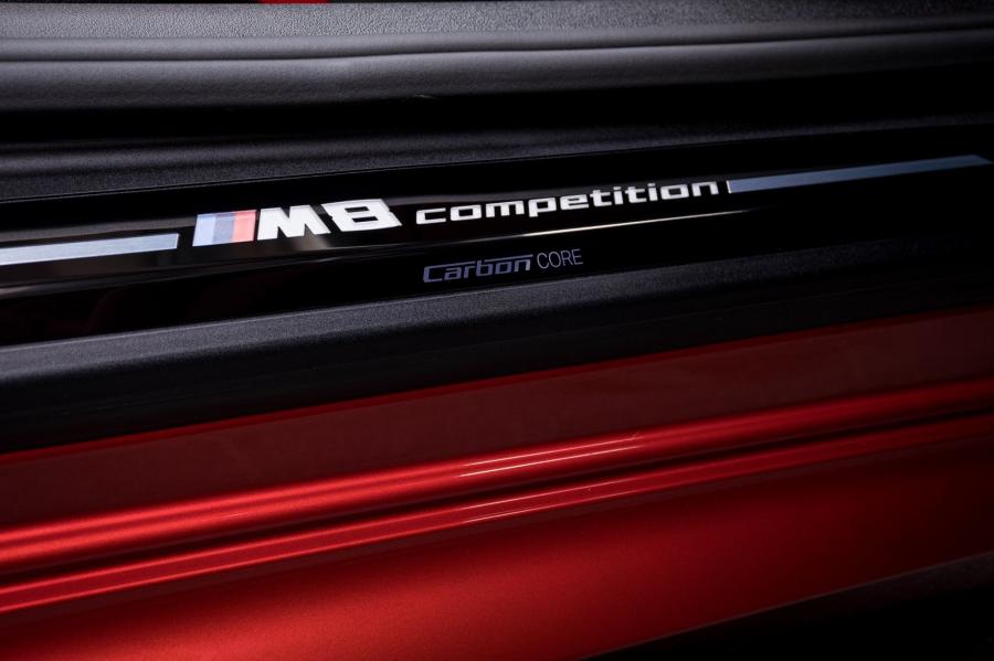 Логотип BMW M8 Competition Convertible (F91) 2019 года  (фото 11 из 23)